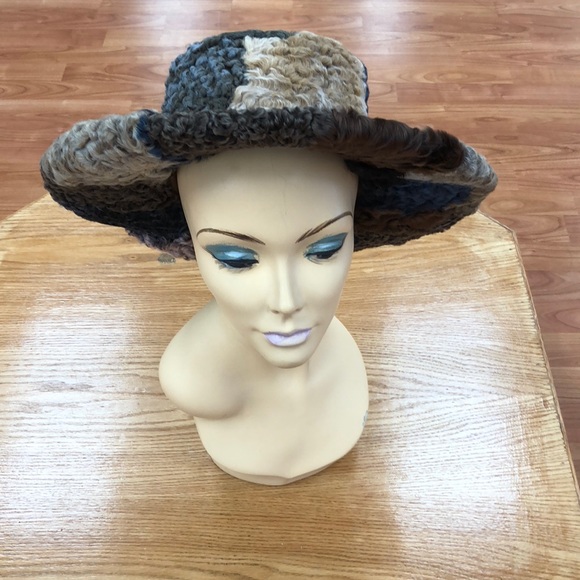 Women’s lamb shearling hat - Picture 1 of 5